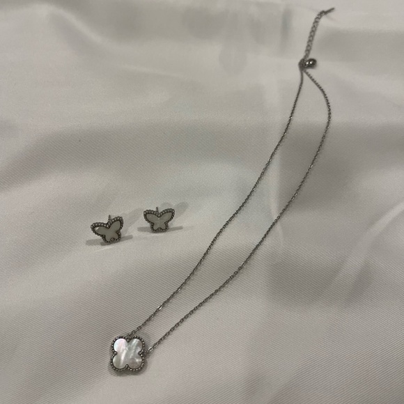 No brand Jewelry - Mother-of-Pearl Clover Necklace and butterfly earrings
